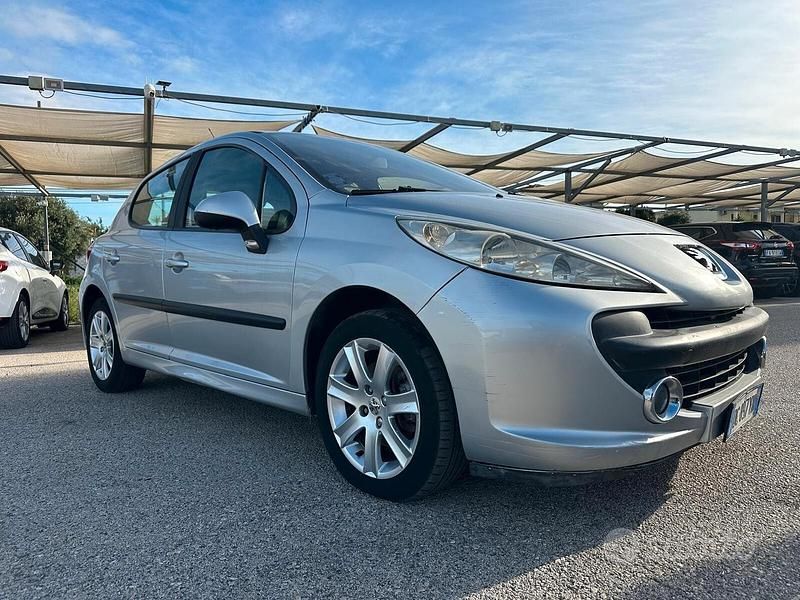 Grigio Usata 2006 Peugeot 207 Tre volumi | 3000 € (Molto cara) - Immagine 1/4