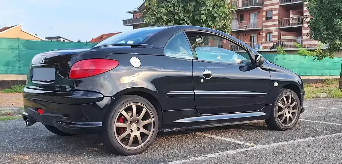 Usata Peugeot 206 CC 109 CV (80 kW) 2003 Nero Cabrio