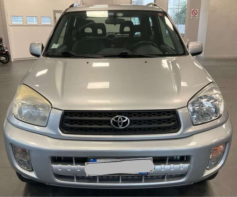 Usata Toyota RAV4 150 CV (110 kW) 2001 Argento SUV