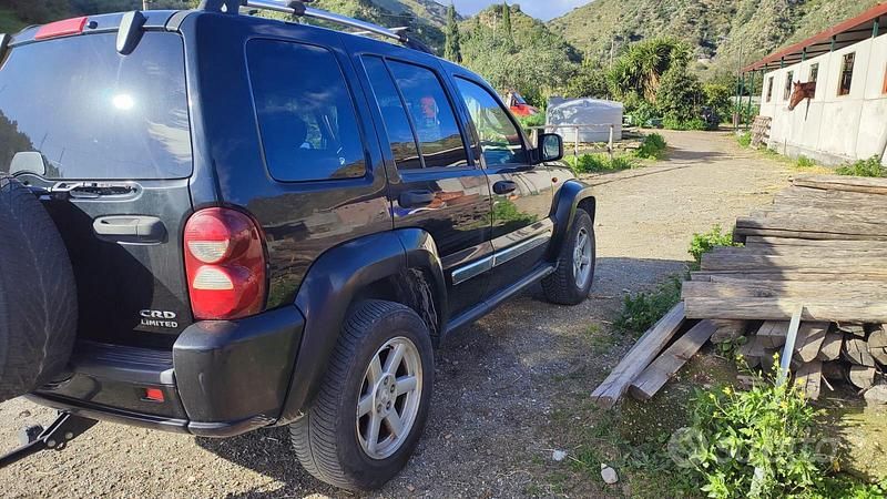 Usata Jeep Cherokee 2005 Nero SUV
