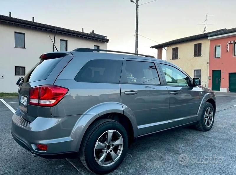Grigio Usata 2012 Fiat Freemont SUV | 7800 € (Buon prezzo) - Immagine 1/4