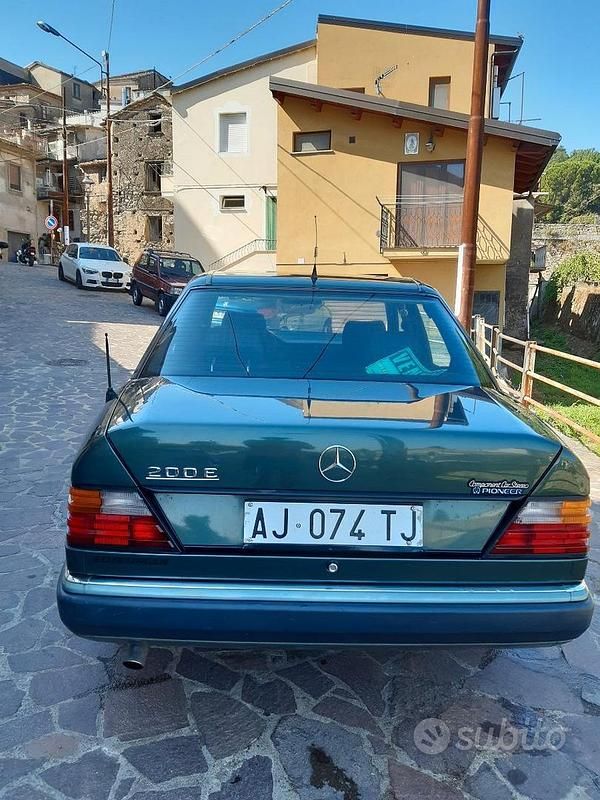 Usata Mercedes E200 1991 Verde Berlina