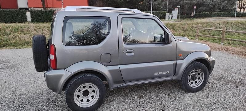 Grigio Usata 2006 Suzuki Jimny SUV | 9500 € (Ottimo prezzo) - Immagine 1/4