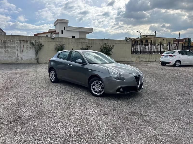 Usata Alfa Romeo Giulietta Distinctive 120 CV (88 kW) 2016 Grigio Utilitaria