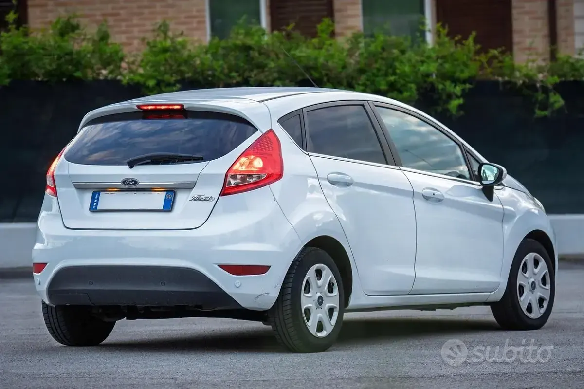 Usata Ford Fiesta Titanium 96 CV (70 kW) 2010 Bianco Utilitaria