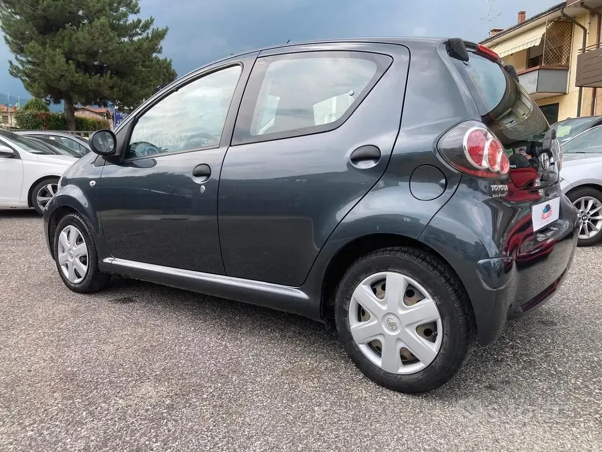 Usata Toyota Aygo 68 CV (50 kW) 2010 Grigio Utilitaria