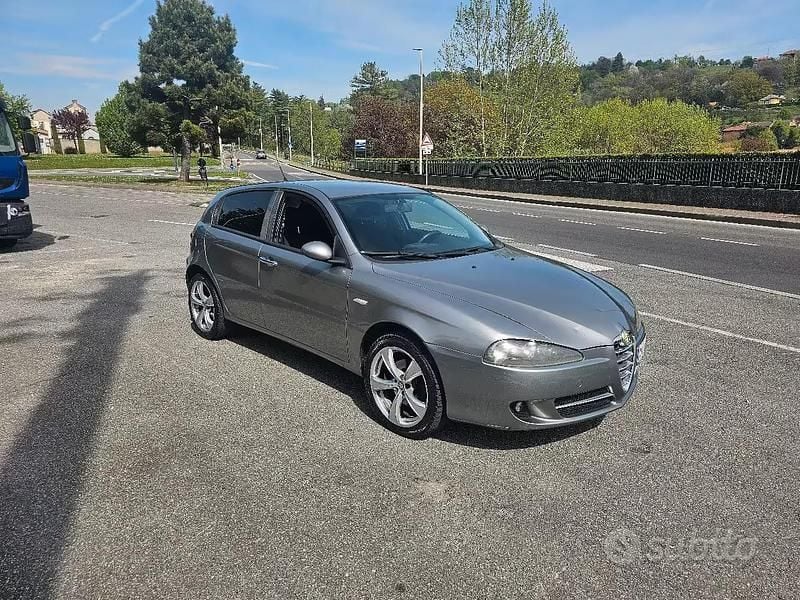 Usata Alfa Romeo 147 120 CV (88 kW) 2006 Grigio Utilitaria
