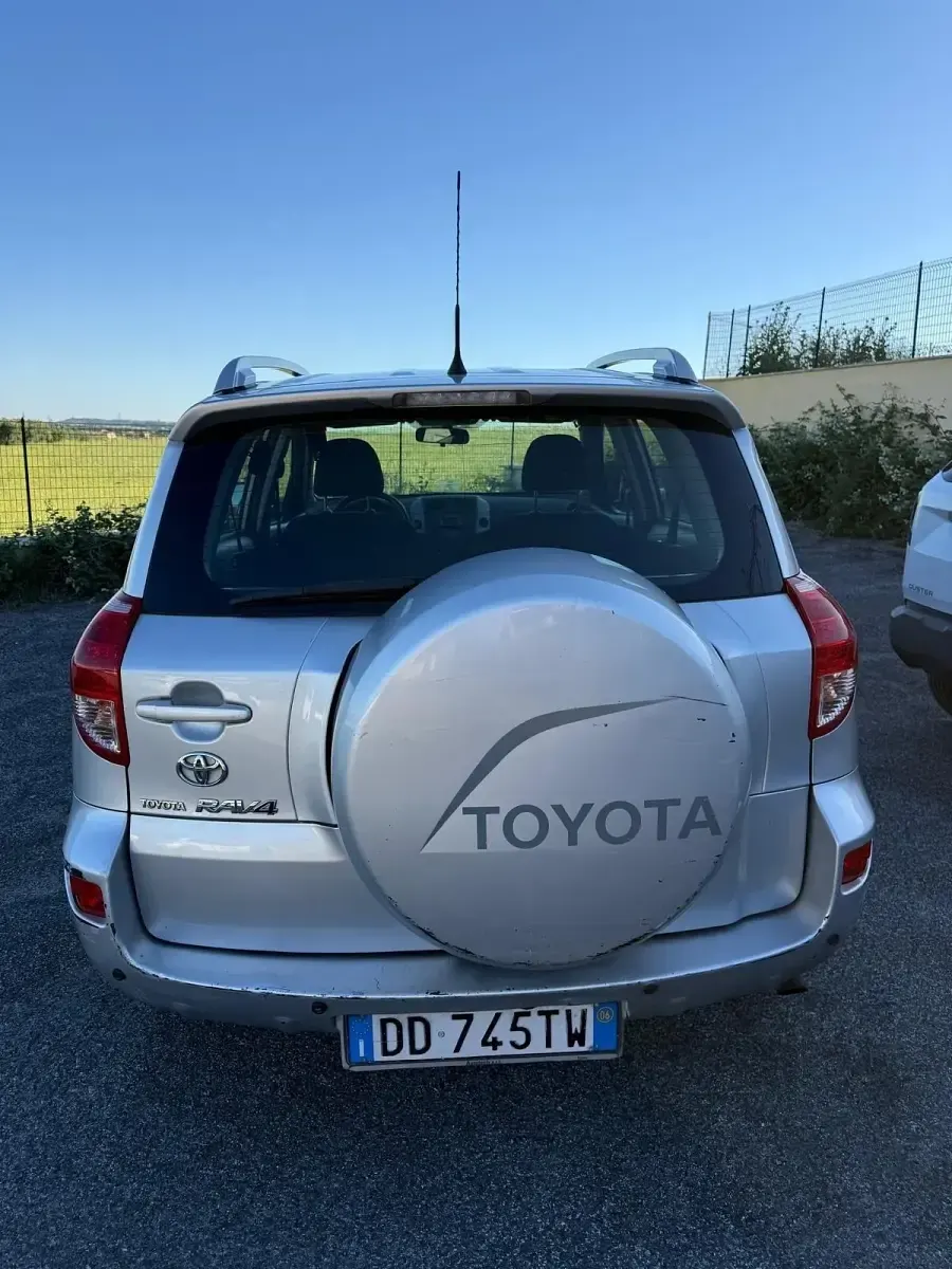 Usata Toyota RAV4 Luxury 136 CV (100 kW) 2006 Argento SUV