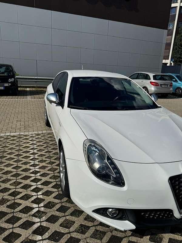 Bianco Usata 2016 Alfa Romeo Giulietta Super Tre volumi | 8800 € (Super prezzo) - Immagine 1/4