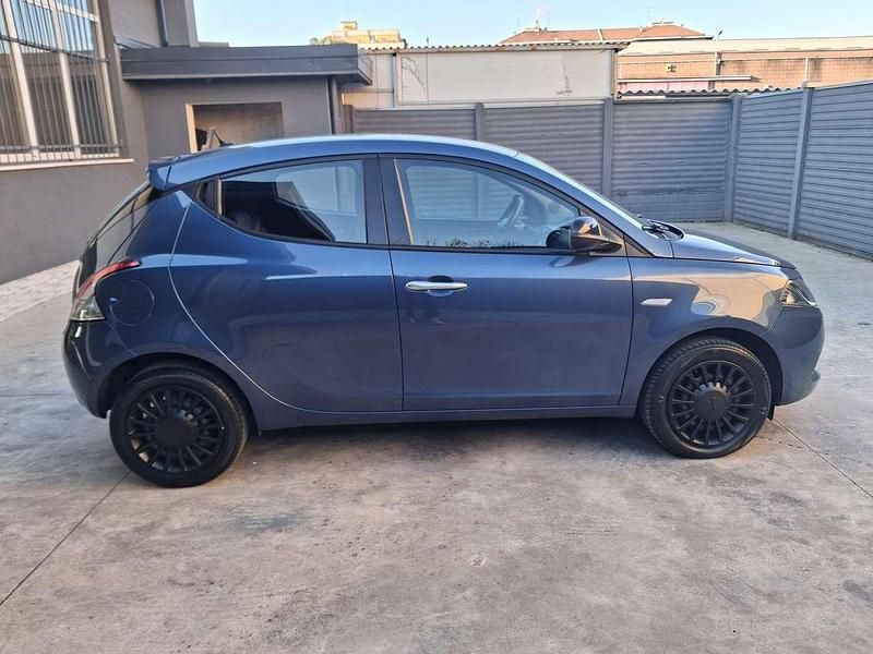 Usata Lancia Ypsilon 69 CV (50 kW) 2022 Blu/azzurro Utilitaria