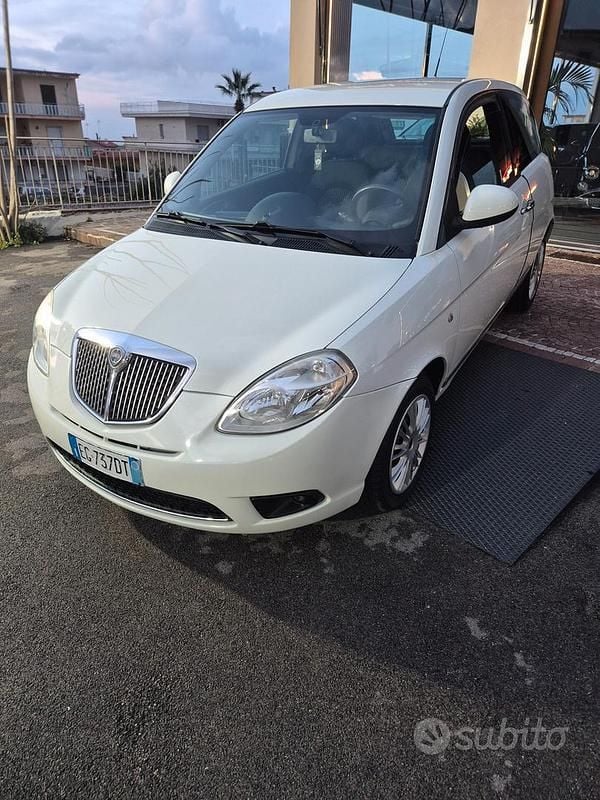 Usata Lancia Ypsilon 75 CV (55 kW) 2011 Bianco Utilitaria