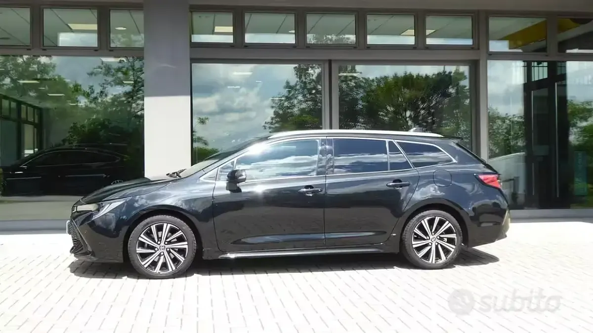 Usata Toyota Corolla Style 152 CV (111 kW) 2022 Nero Station wagon