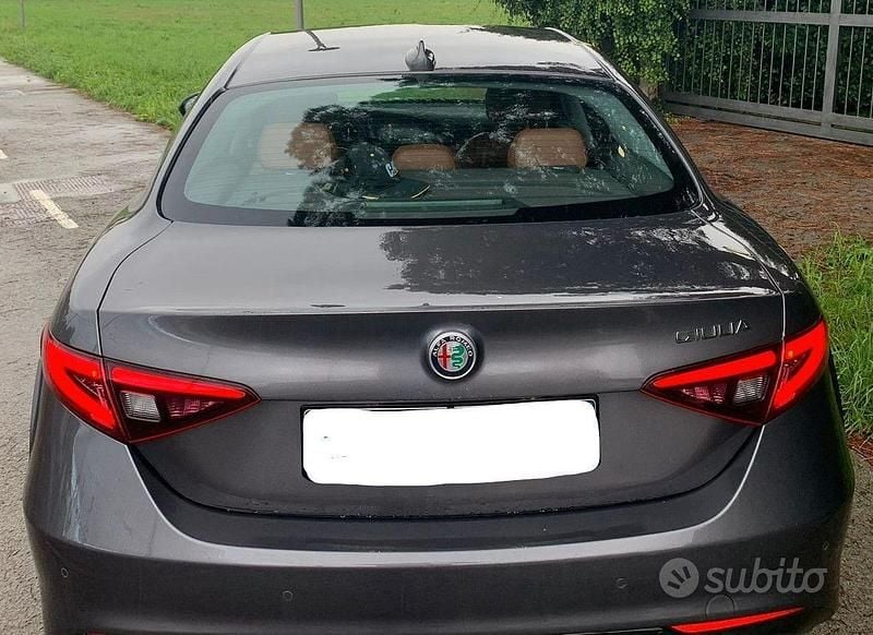 Usata Alfa Romeo Giulia 180 CV (132 kW) 2017 Grigio Berlina