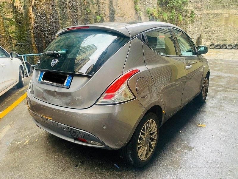 Usata Lancia Ypsilon Platinum 69 CV (50 kW) 2014 Grigio Utilitaria