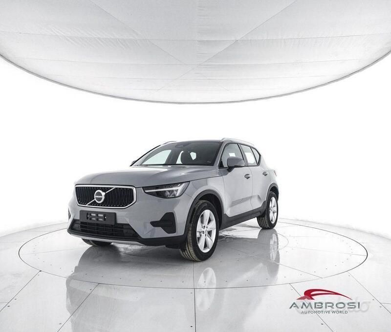 Grigio Usata 2024 Volvo XC40 Core SUV | 35.958 € (Buon prezzo) - Immagine 1/4