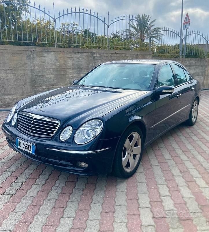Usata Mercedes E320 Avantgarde 224 CV (164 kW) 2006 Blu Berlina