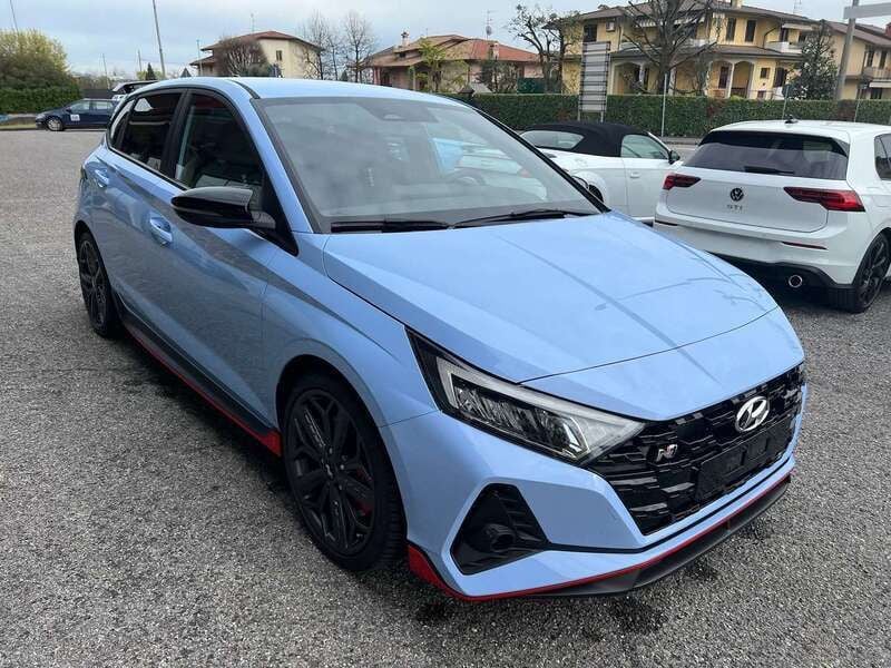 Blu performance + tetto nero Usata 2024 Hyundai i20 N Performance Due volumi | 31.750 € (Cara) - Immagine 1/4