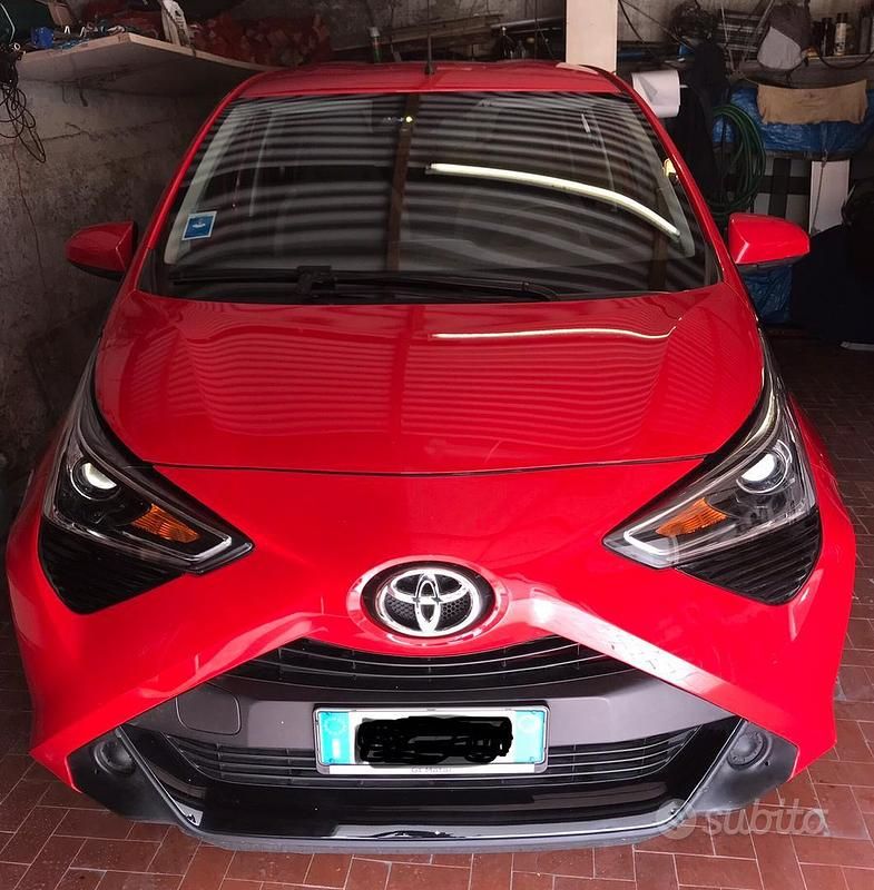 Usata Toyota Aygo Connect Style 72 CV (52 kW) 2021 Rosso Utilitaria