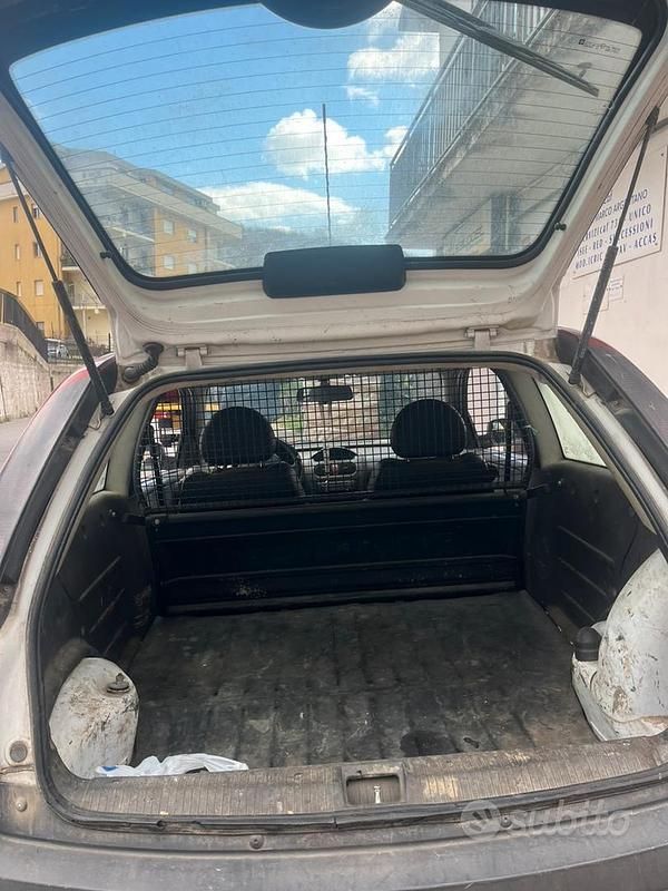 Usata Opel Corsa 45 CV (33 kW) 2005 Bianco Utilitaria