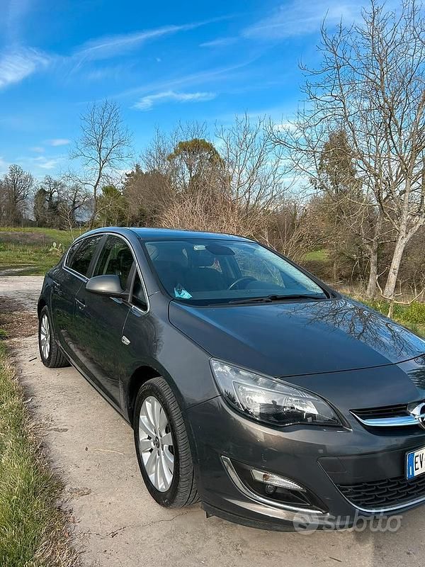 Usata 2014 Opel Astra Tre volumi | 5500 € (Buon prezzo) - Immagine 1/4