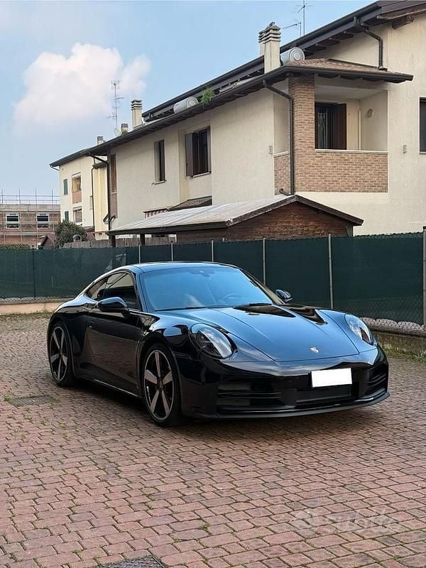 Usata Porsche 992 394 CV (289 kW) 2024 Nero Coupé
