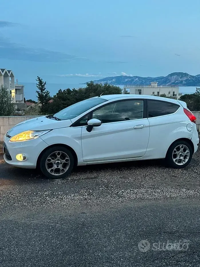 Usata Ford Fiesta 70 CV (51 kW) 2012 Bianco Berlina