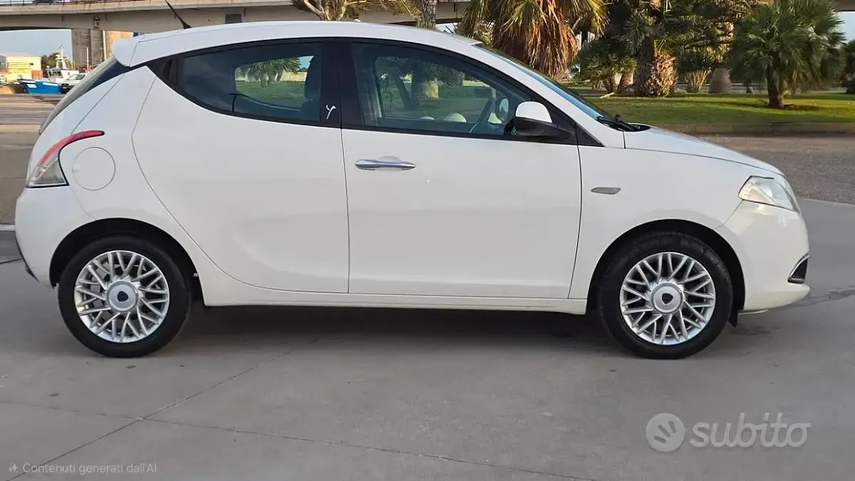 Käytetty Lancia Ypsilon S 95 HP (69 kW) 2013 Valkoinen Viistoperä