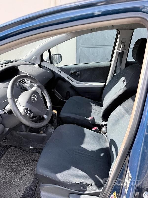 Usata Toyota Yaris Sol 69 CV (50 kW) 2007 Blu Utilitaria