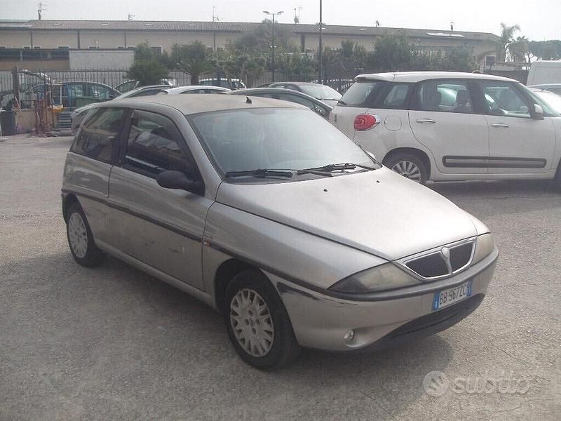 Usata Lancia Ypsilon 60 CV (44 kW) 1999 Grigio Utilitaria
