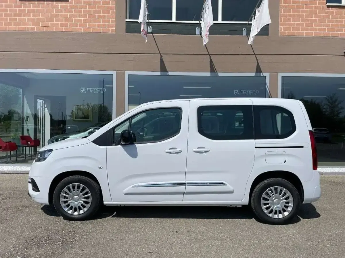 Usata Toyota Proace Verso City 102 CV (75 kW) 2024 Bianco pastello Station wagon