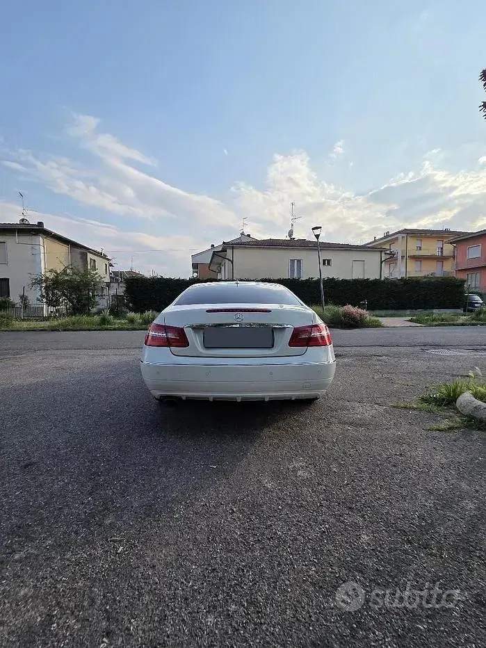 Usata Mercedes E220 170 CV (125 kW) 2012 Bianco Coupé
