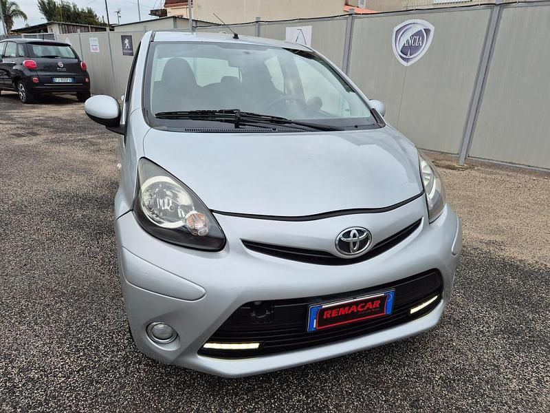Argento Usata 2013 Toyota Aygo Due volumi | 5490 € (Buon prezzo) - Immagine 1/4