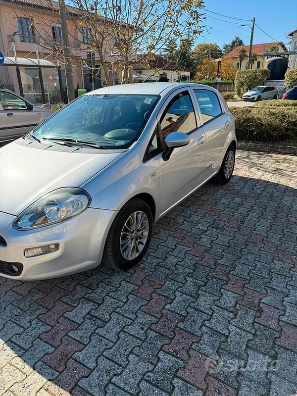 Grigio Usata 2017 Fiat Punto Street Tre volumi | 4900 € (Ottimo prezzo) - Immagine 1/4