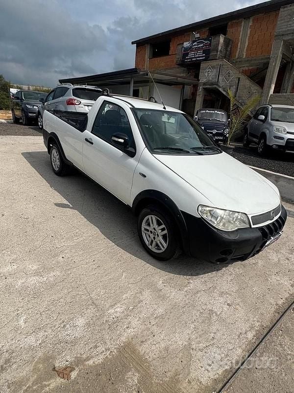 Usata Fiat Strada 84 CV (61 kW) 2010 Bianco Pick-up