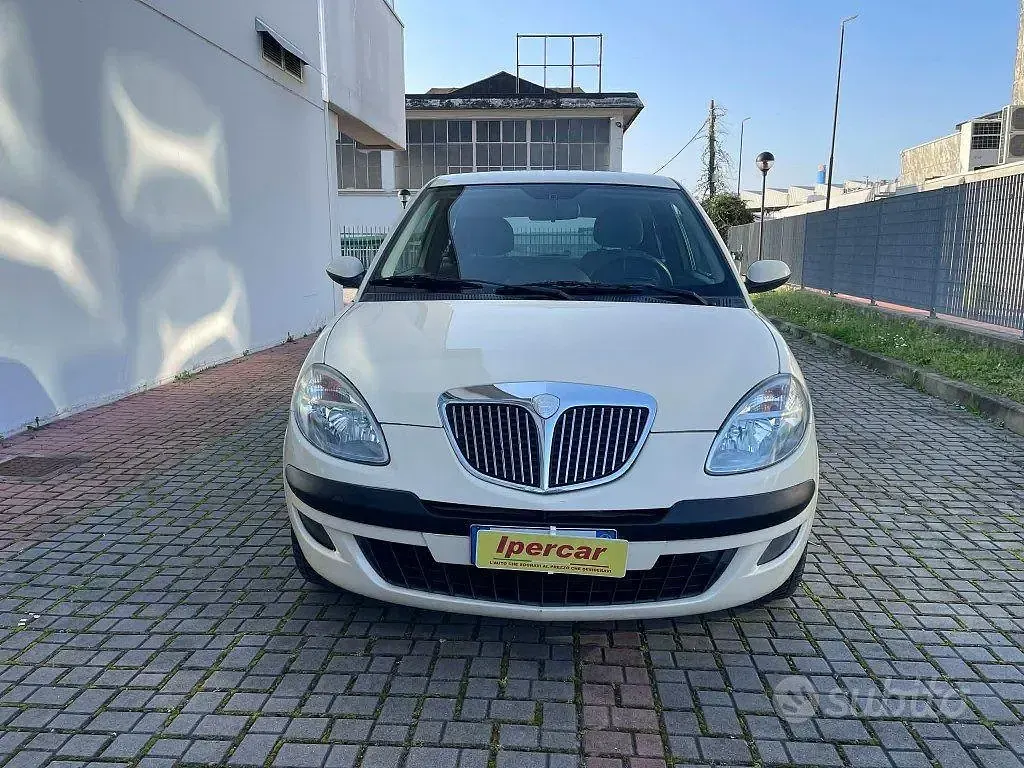 Usata Lancia Ypsilon 60 CV (44 kW) 2004 Beige Utilitaria