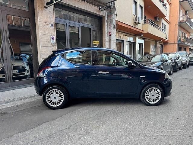 Usata Lancia Ypsilon Gold 95 CV (69 kW) 2017 Blu Utilitaria