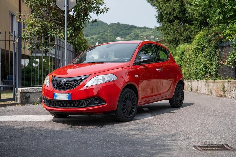 Usata Lancia Ypsilon 70 CV (51 kW) 2023 Rosso Utilitaria