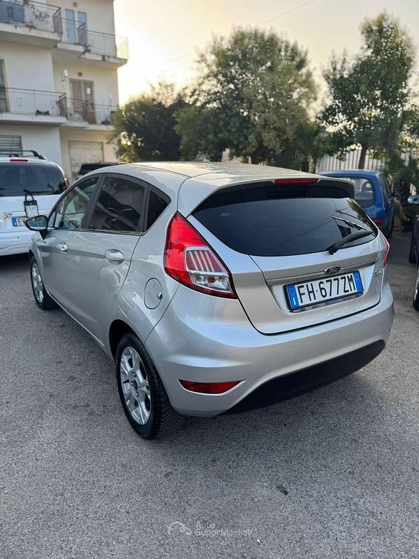 Usata Ford Fiesta 95 CV (69 kW) 2017 Gray Berlina