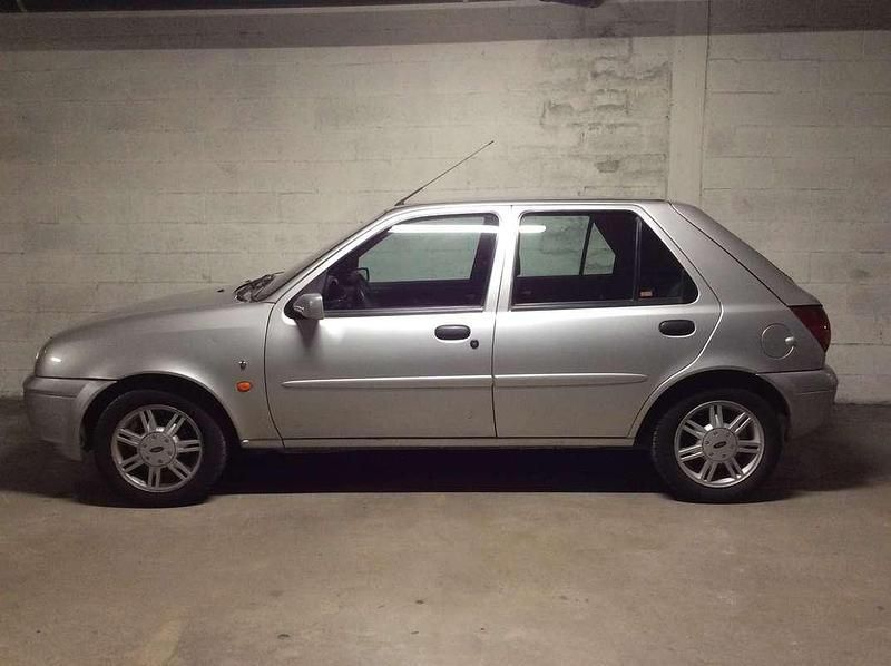 Usata Ford Fiesta 75 CV (55 kW) 2000 Argento Utilitaria