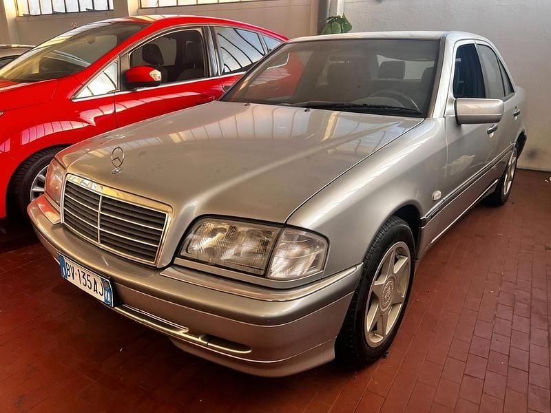 Usata Mercedes C200 Elegance 163 CV (119 kW) 2001 Grigio Berlina