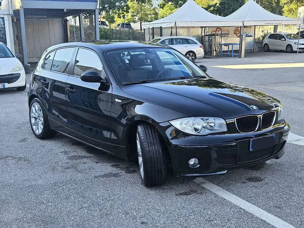 Usata BMW 118 122 CV (89 kW) 2006 Nero Utilitaria