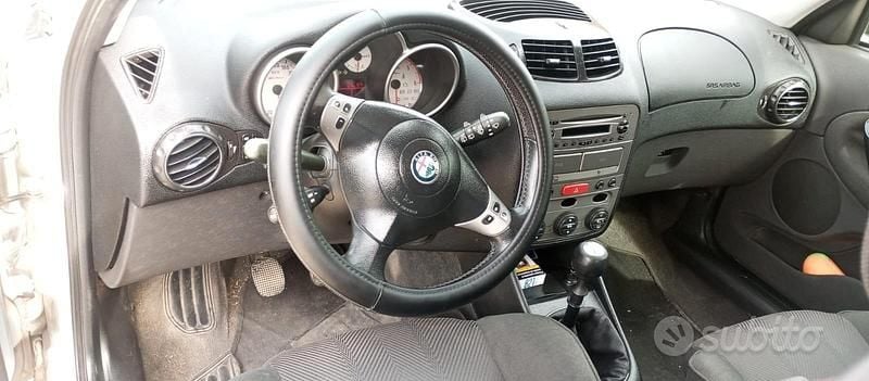 Grigio Usata 2004 Alfa Romeo 147 Due volumi | 700 € (Super prezzo) - Immagine 1/4