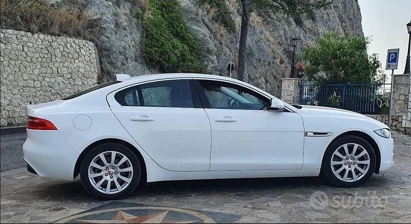 Usata Jaguar XE 180 CV (132 kW) 2018 Bianco Berlina