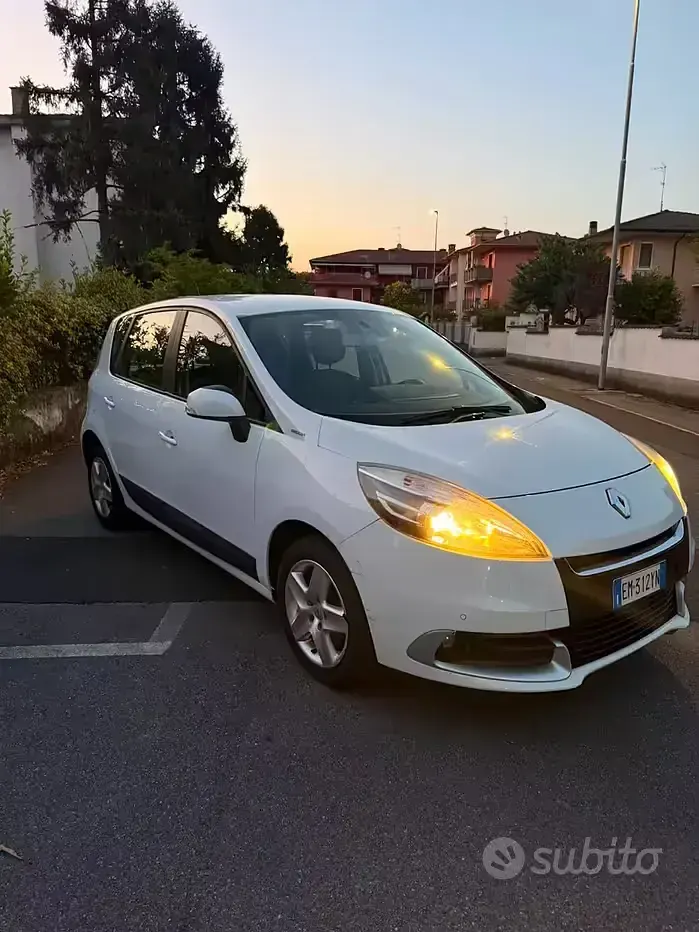 Usata Renault Scénic III 110 CV (80 kW) 2012 Bianco Monovolume