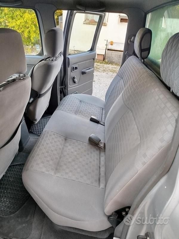 Usata Nissan PickUp 133 CV (97 kW) 2003 Grigio Pick-up