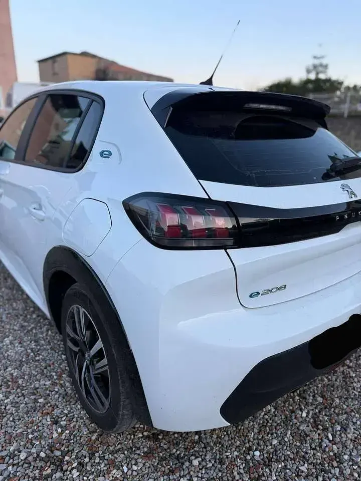 Usata Peugeot e-208 56 kW (77 CV) 2023 Bianco Utilitaria
