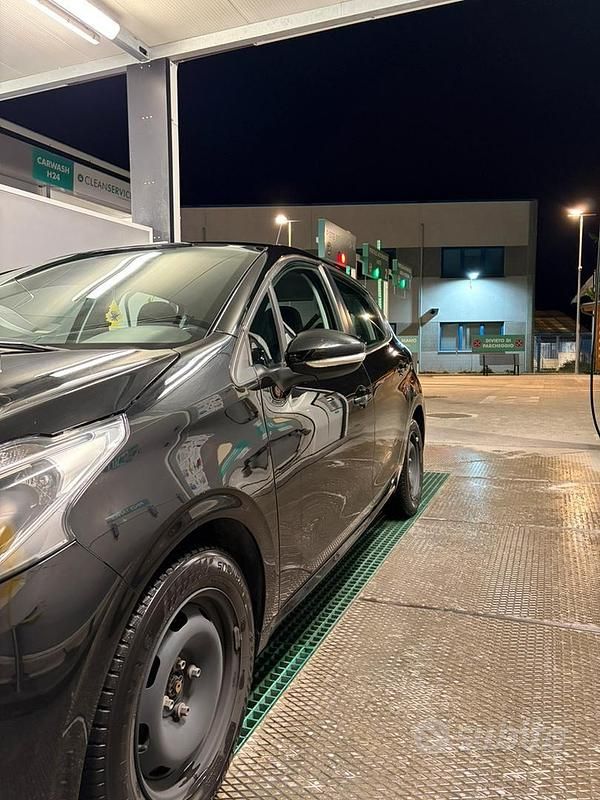 Usata Peugeot 208 68 CV (50 kW) 2017 Utilitaria