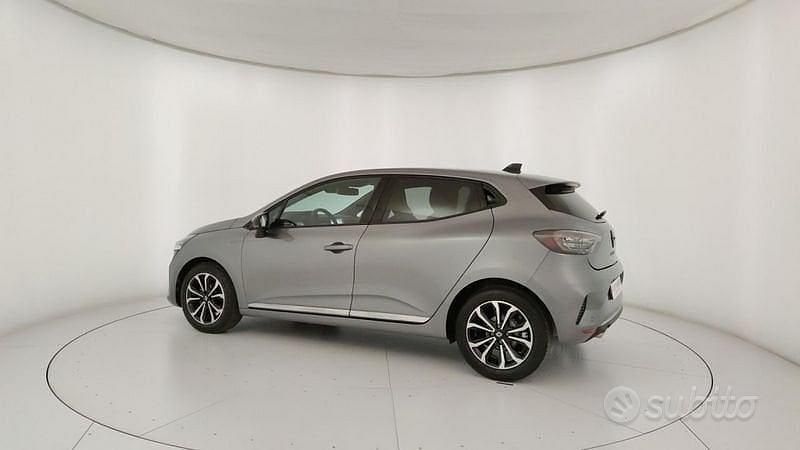 Begagnad Renault Clio V Techno 91 HK (66 kW) 2024 Grå Sedan