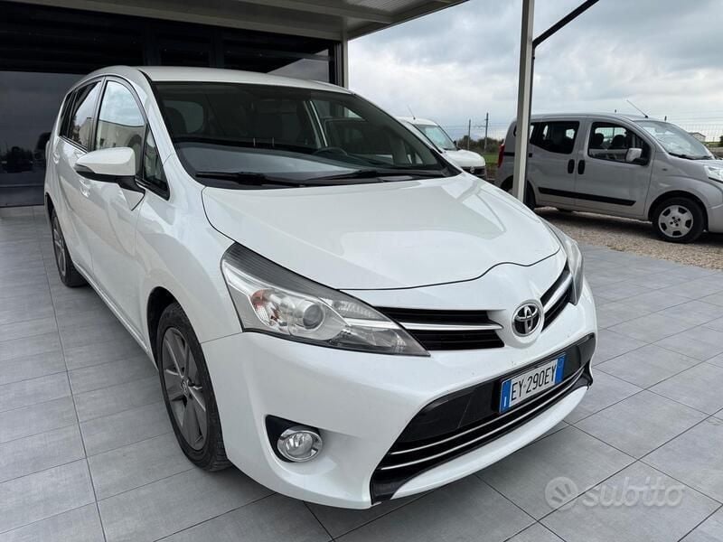 Bianco Usata 2015 Toyota Verso Monovolume | 8900 € (Buon prezzo) - Immagine 1/4