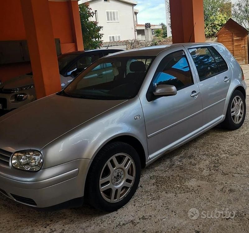 Usata VW Golf IV 105 CV (77 kW) 2002 Argento Berlina
